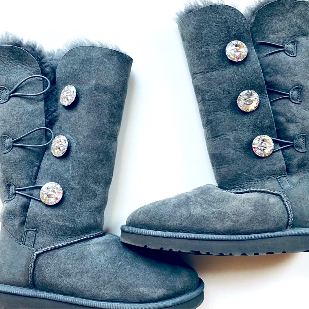UGG BAILEY SWAROVSKI BUTTON TRIPLET BLING GRAY SHEEPSKIN BOOTS, US 7